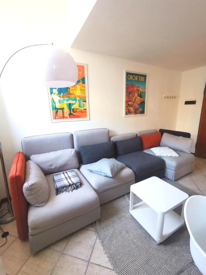 Old Town Apartment With Terrace - Live Love Lake Peschiera del Garda Bagian luar foto
