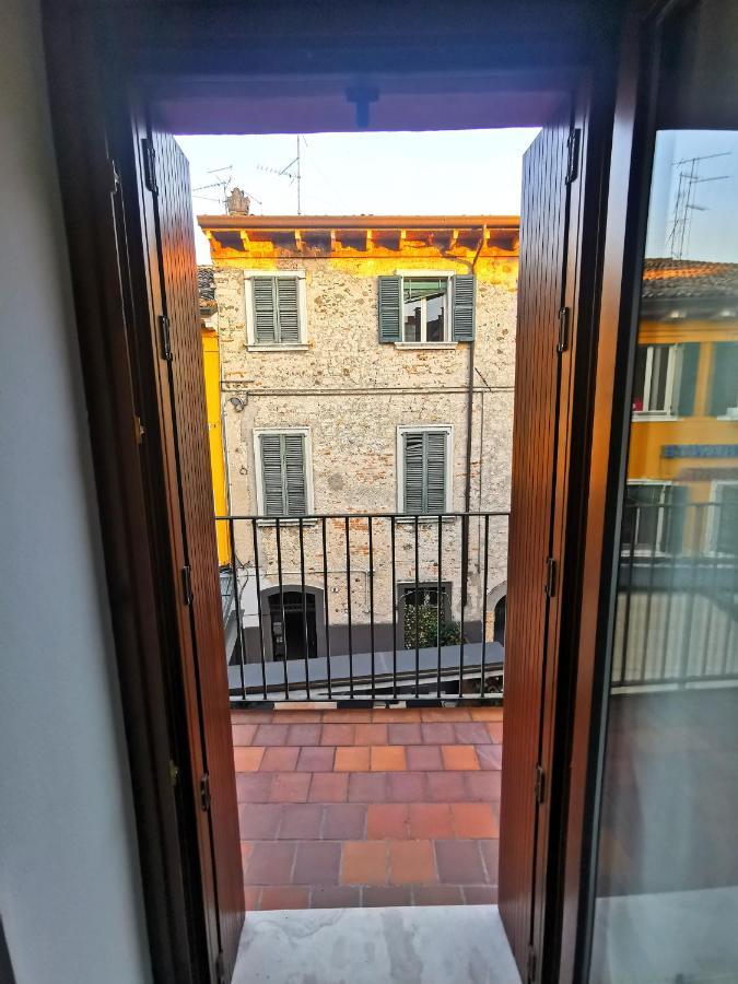 Old Town Apartment With Terrace - Live Love Lake Peschiera del Garda Bagian luar foto