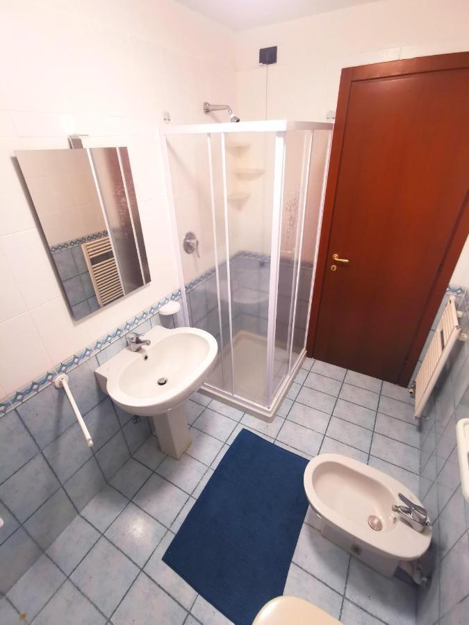 Old Town Apartment With Terrace - Live Love Lake Peschiera del Garda Bagian luar foto