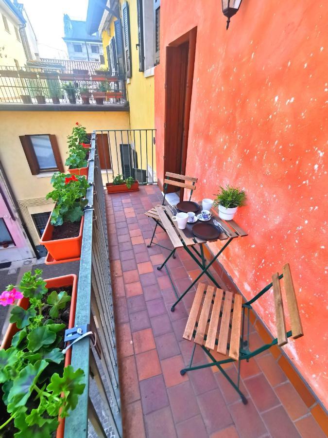 Old Town Apartment With Terrace - Live Love Lake Peschiera del Garda Bagian luar foto
