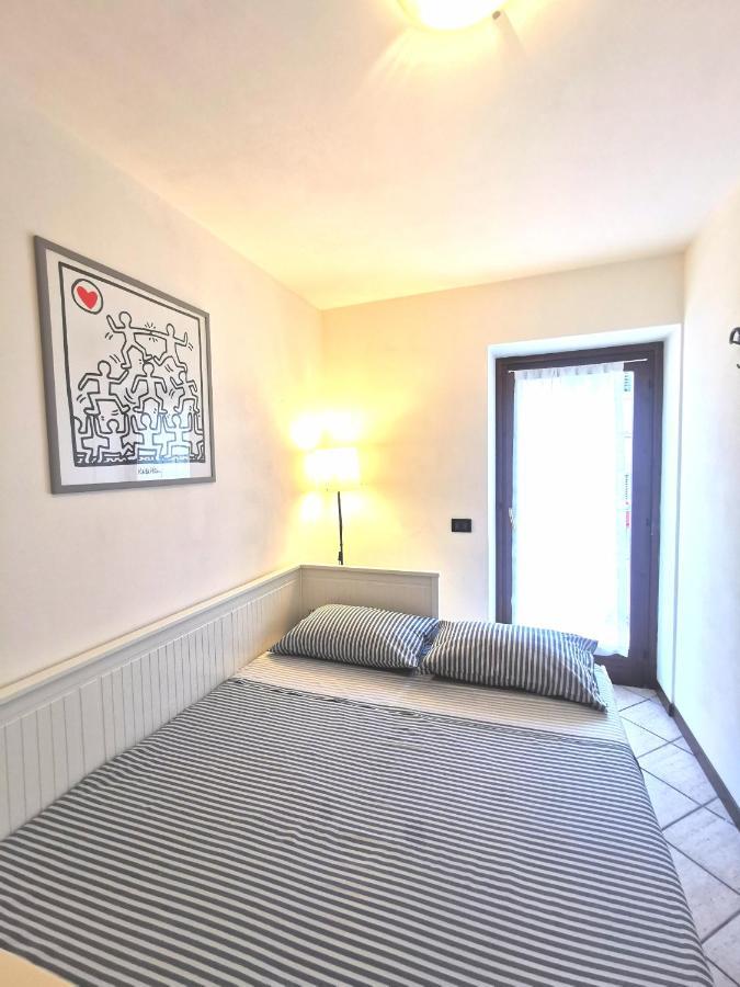 Old Town Apartment With Terrace - Live Love Lake Peschiera del Garda Bagian luar foto