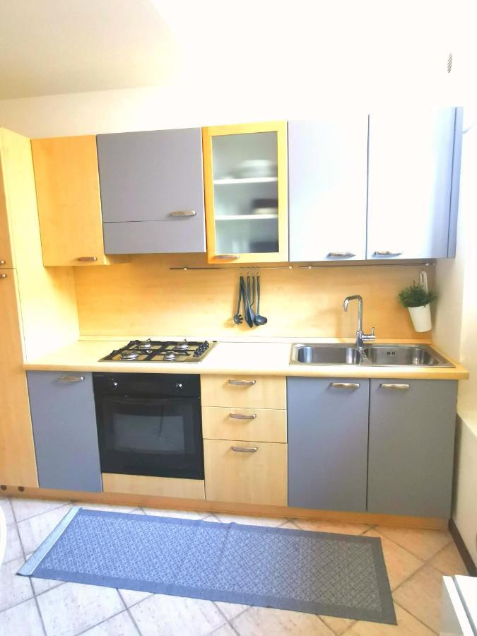 Old Town Apartment With Terrace - Live Love Lake Peschiera del Garda Bagian luar foto