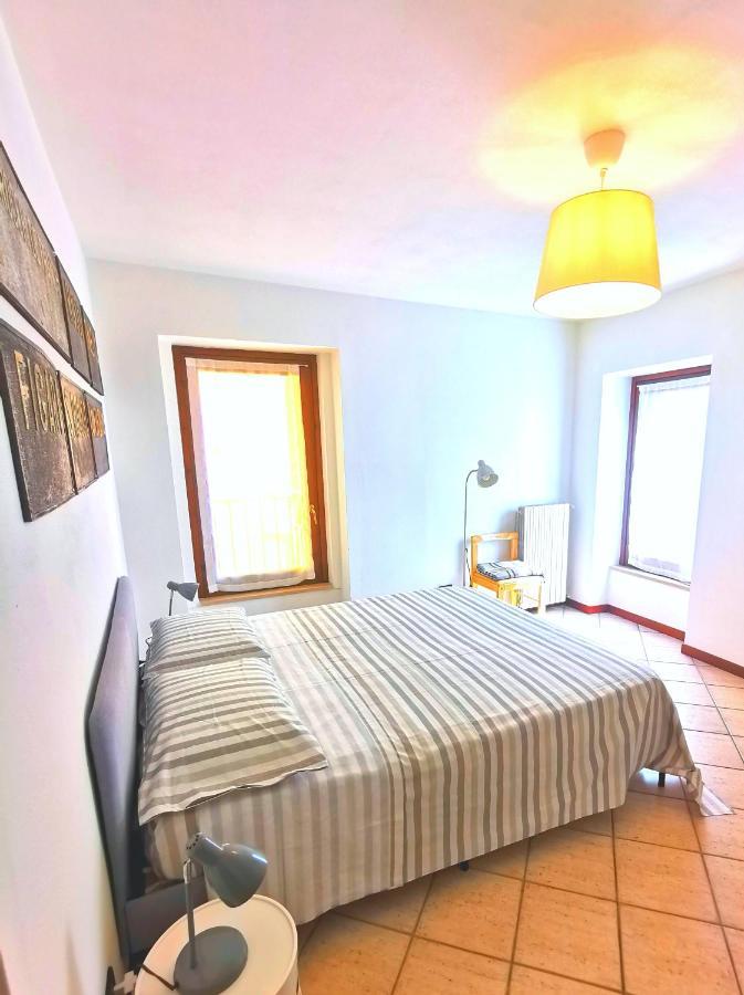 Old Town Apartment With Terrace - Live Love Lake Peschiera del Garda Bagian luar foto
