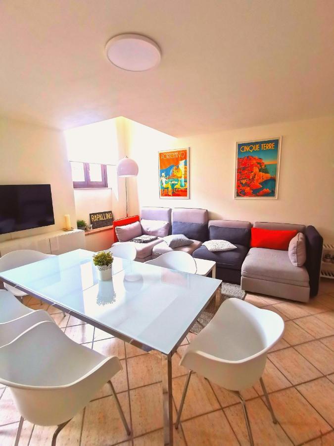 Old Town Apartment With Terrace - Live Love Lake Peschiera del Garda Bagian luar foto