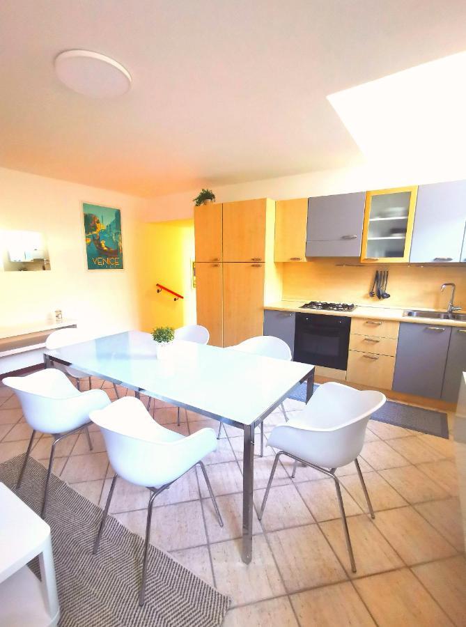 Old Town Apartment With Terrace - Live Love Lake Peschiera del Garda Bagian luar foto