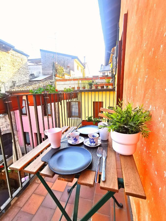 Old Town Apartment With Terrace - Live Love Lake Peschiera del Garda Bagian luar foto