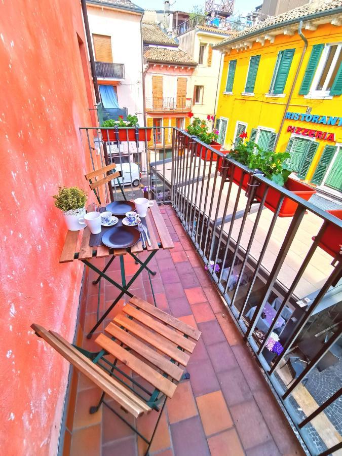 Old Town Apartment With Terrace - Live Love Lake Peschiera del Garda Bagian luar foto