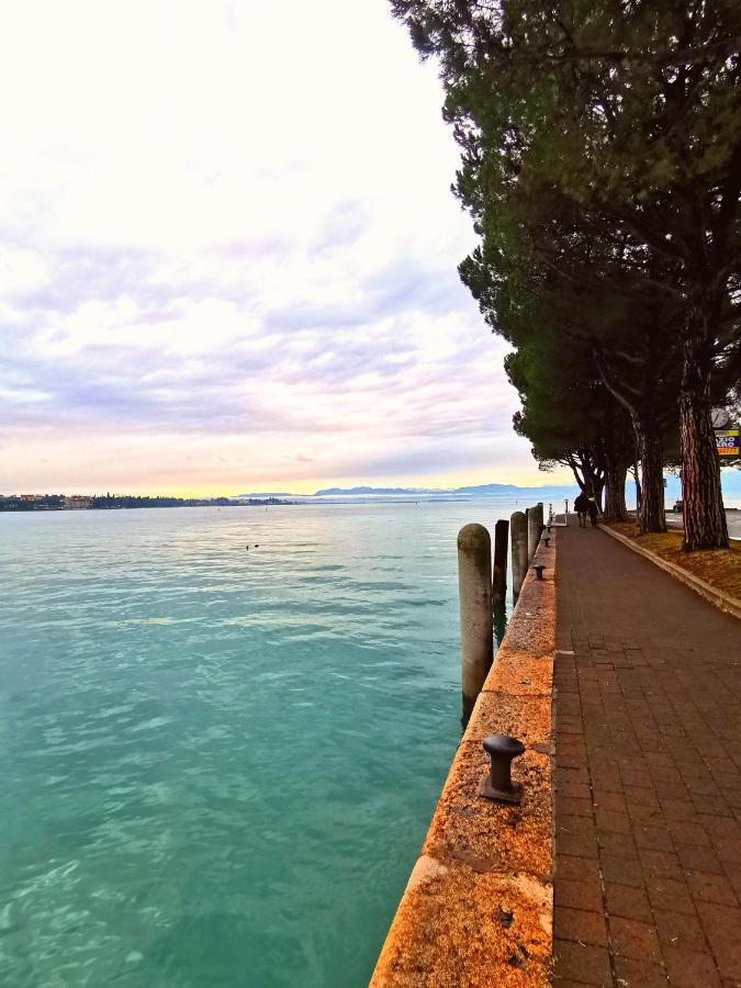Old Town Apartment With Terrace - Live Love Lake Peschiera del Garda Bagian luar foto