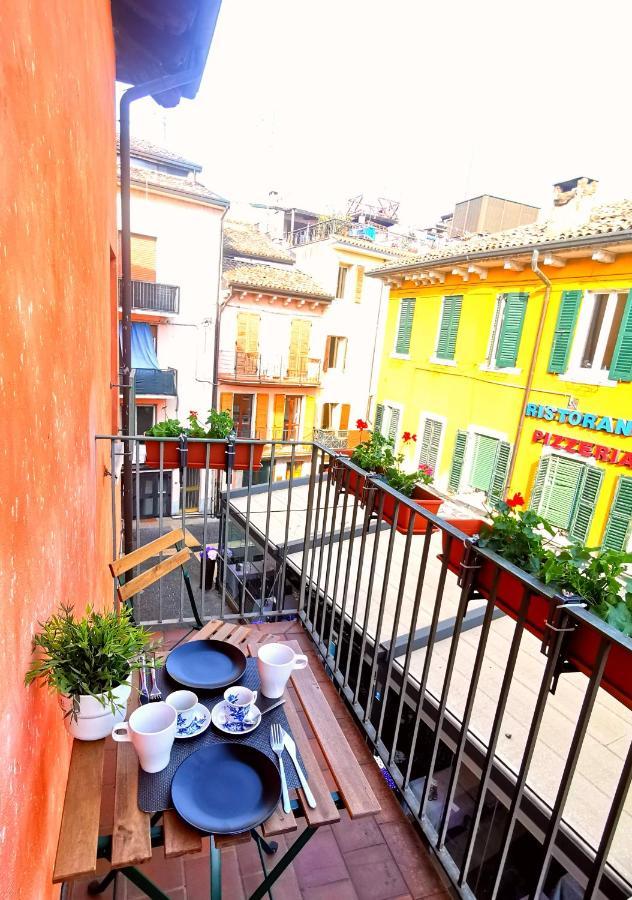 Old Town Apartment With Terrace - Live Love Lake Peschiera del Garda Bagian luar foto