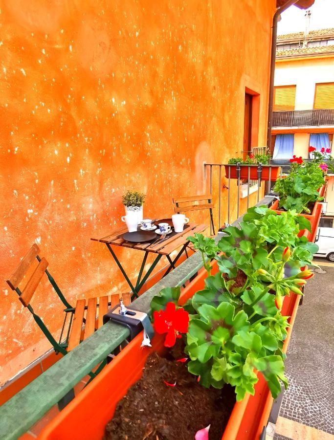 Old Town Apartment With Terrace - Live Love Lake Peschiera del Garda Bagian luar foto
