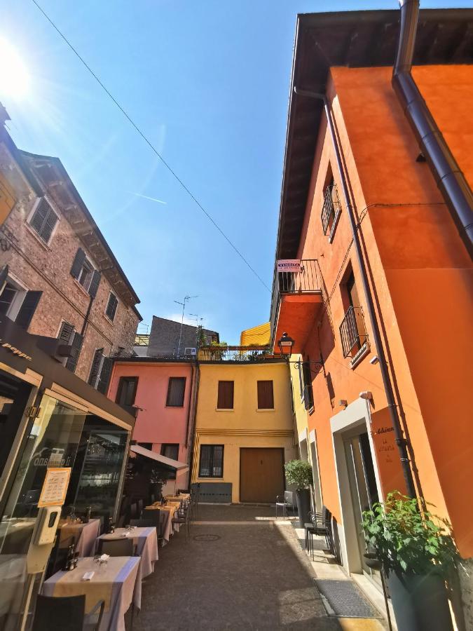 Old Town Apartment With Terrace - Live Love Lake Peschiera del Garda Bagian luar foto