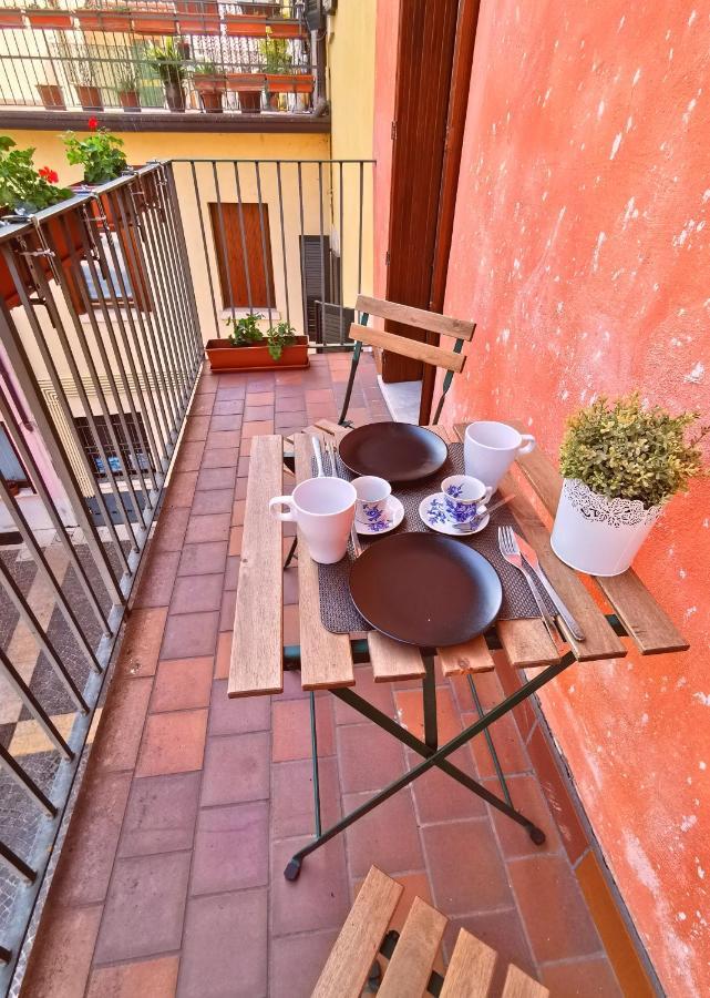 Old Town Apartment With Terrace - Live Love Lake Peschiera del Garda Bagian luar foto