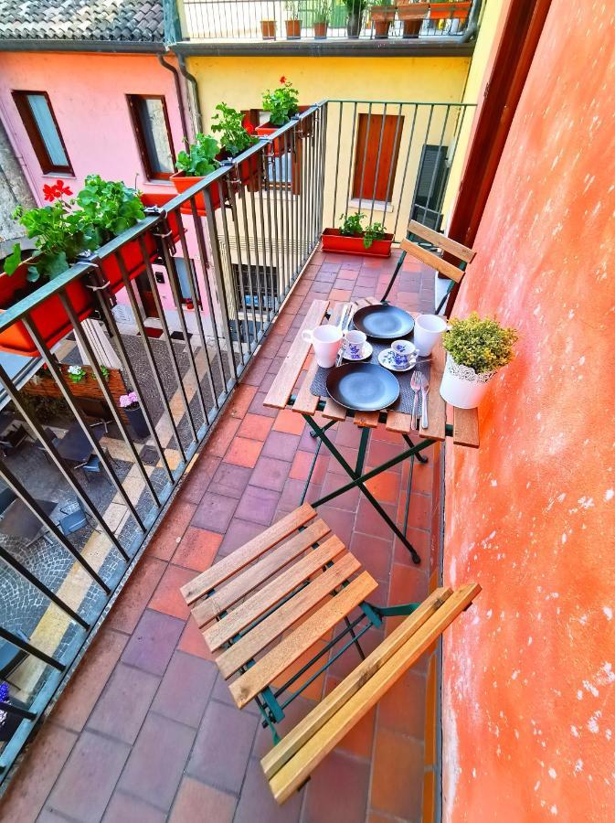 Old Town Apartment With Terrace - Live Love Lake Peschiera del Garda Bagian luar foto