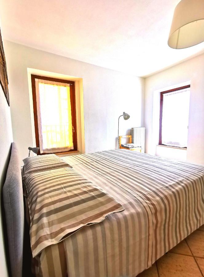 Old Town Apartment With Terrace - Live Love Lake Peschiera del Garda Bagian luar foto