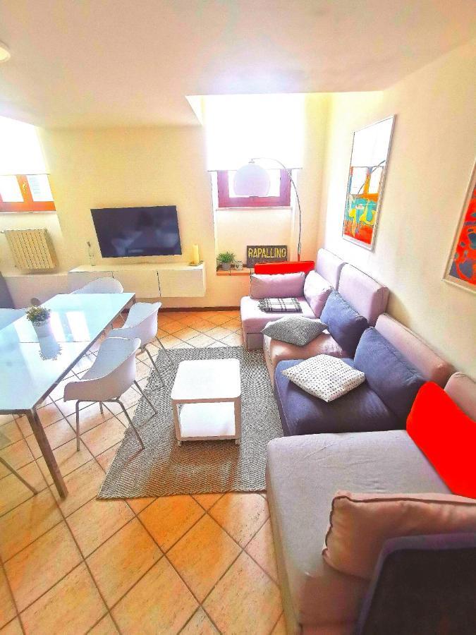 Old Town Apartment With Terrace - Live Love Lake Peschiera del Garda Bagian luar foto