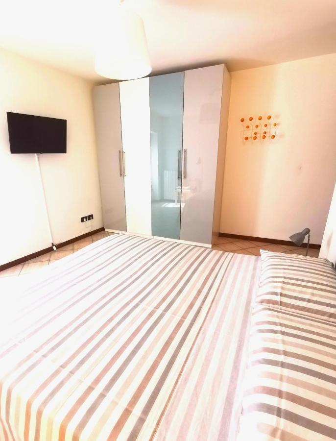 Old Town Apartment With Terrace - Live Love Lake Peschiera del Garda Bagian luar foto