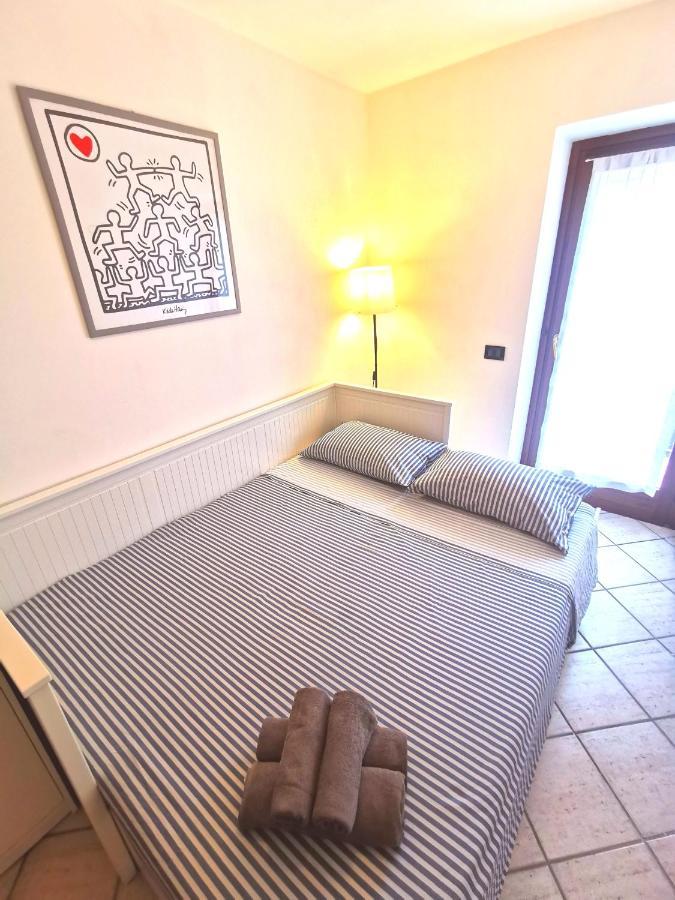 Old Town Apartment With Terrace - Live Love Lake Peschiera del Garda Bagian luar foto