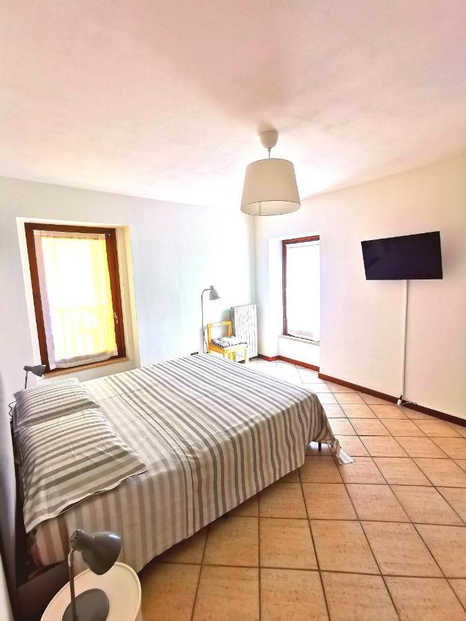 Old Town Apartment With Terrace - Live Love Lake Peschiera del Garda Bagian luar foto