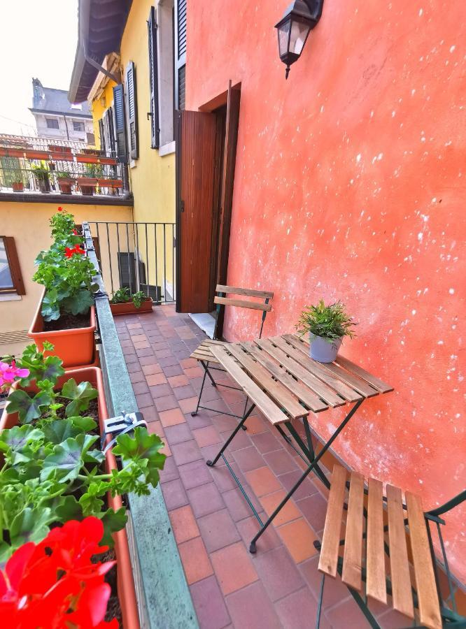 Old Town Apartment With Terrace - Live Love Lake Peschiera del Garda Bagian luar foto